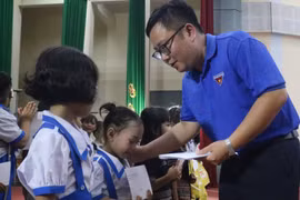 Anh Nguyễn Chí Hiếu, Phó Bí thư Tỉnh đoàn, Chủ tịch Hội đồng Đội tỉnh tặng quà cho trẻ có hoàn cảnh khó khăn tại chương trình.
