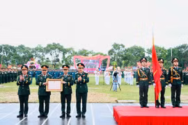 Thứ trưởng Bộ Quốc phòng (thứ 4 từ trái sang) trao Huân chương Bảo vệ Tổ quốc hạng nhất cho Sư đoàn 2. Ảnh: P.D