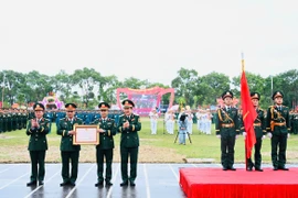 Thứ trưởng Bộ Quốc phòng (thứ 4 từ trái sang) trao Huân chương Bảo vệ Tổ quốc hạng nhất cho Sư đoàn 2. Ảnh: P.D