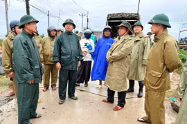 Phó Bí thư Thường trực Tỉnh ủy Rah Lan Chung kiểm tra các điểm ngập lụt tại phường Ayun Pa và xã Ia Sao, Ia Tul