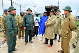 Phó Bí thư Thường trực Tỉnh ủy Rah Lan Chung kiểm tra các điểm ngập lụt tại phường Ayun Pa và xã Ia Sao, Ia Tul