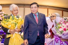 Phó Thủ tướng Chính Phủ Nguyễn Chí Dũng tặng hoa chúc mừng vợ chồng GS Trần Thanh Vân và GS Lê Kim Ngọc. 
