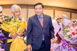 Phó Thủ tướng Chính Phủ Nguyễn Chí Dũng tặng hoa chúc mừng vợ chồng GS Trần Thanh Vân và GS Lê Kim Ngọc. 