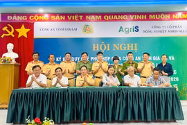 Các đại biểu ký kết quy chế phối hợp. Ảnh: Phi Long