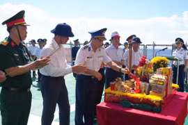 Các đại biểu dâng hương tưởng niệm các anh hùng liệt sĩ Tàu không số tại điểm C43B.