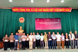 Bộ Dân tộc và Tôn giáo tặng quà cho người dân phía Tây tỉnh 