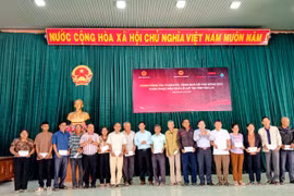 Bộ Dân tộc và Tôn giáo tặng quà cho người dân phía Tây tỉnh 