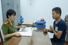 Công an phường Quy Nhơn lấy lời khai của Ngô Văn Bình, đối tượng trộm 7 điện thoại của đoàn múa lân tại phường Quy Nhơn. 