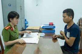 Công an phường Quy Nhơn lấy lời khai của Ngô Văn Bình, đối tượng trộm 7 điện thoại của đoàn múa lân tại phường Quy Nhơn. 