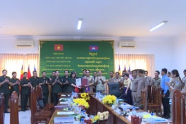 Ban Chuyên trách tỉnh Gia Lai và Ban Chuyên trách tỉnh Ratanakiri ký kết biên bản thỏa thuận. Ảnh: Đoàn Bình
