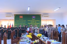 Ban Chuyên trách tỉnh Gia Lai và Ban Chuyên trách tỉnh Ratanakiri ký kết biên bản thỏa thuận. Ảnh: Đoàn Bình