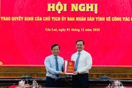 Trao quyết định của Chủ tịch UBND tỉnh Gia Lai về công tác cán bộ