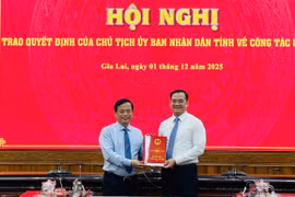 Trao quyết định của Chủ tịch UBND tỉnh Gia Lai về công tác cán bộ