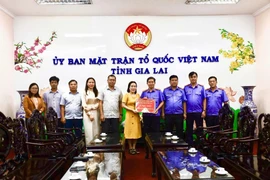 Viện KSND tỉnh ủng hộ người dân vùng lũ thông qua Ủy ban MTTQ Việt Nam tỉnh.