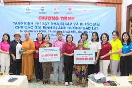 Hội nữ doanh nhân tỉnh Gia Lai trao hỗ trợ xây 5 căn nhà cho các hộ có nhà sập hoàn toàn do bão số 13