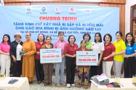 Hội nữ doanh nhân tỉnh Gia Lai trao hỗ trợ xây 5 căn nhà cho các hộ có nhà sập hoàn toàn do bão số 13