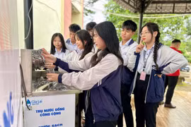 Lễ cắt băng khánh thành trụ nước uống miễn phí tại Quảng trường Đại Đoàn Kết (phường Pleiku). Ảnh: Hà Duy