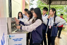 Lễ cắt băng khánh thành trụ nước uống miễn phí tại Quảng trường Đại Đoàn Kết (phường Pleiku). Ảnh: Hà Duy