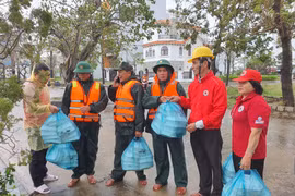 Bếp cơm dã chiến lan tỏa tình yêu thương đến với bà con vùng lũ Gia Lai