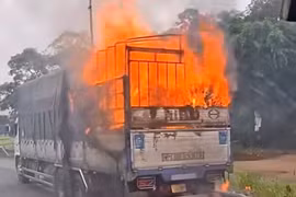 Đuôi xe tải bốc cháy khi đang di chuyển trên quốc lộ 1 qua địa bàn phường Bồng Sơn, tỉnh Gia Lai.