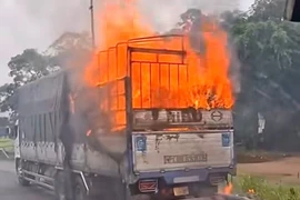 Đuôi xe tải bốc cháy khi đang di chuyển trên quốc lộ 1 qua địa bàn phường Bồng Sơn, tỉnh Gia Lai.
