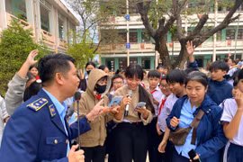 Tuyên truyền, phổ biến về tác hại của thuốc lá điện tử cho học sinh Trường THCS Nhơn Hưng qua hoạt động giao lưu, hỏi đáp. 