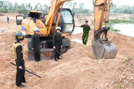 Lực lượng công an tại hiện trường khai thác cát trái phép trên sông Côn.