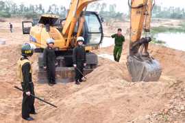 Lực lượng công an tại hiện trường khai thác cát trái phép trên sông Côn.