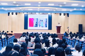 Trường Đại học Quy Nhơn tổ chức chương trình tư vấn kỹ năng chăm sóc sức khoẻ sinh sản, giới tính cho sinh viên.