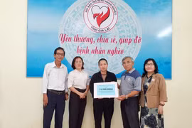 Trao tiền ủng hộ cho gia đình bệnh nhi Nguyễn Phan Hữu Thịnh. 