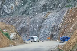 Cấm lưu thông tạm thời qua đèo An Khê để ứng phó bão số 13.