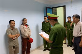 Cơ quan Cảnh sát điều tra Công an tỉnh Gia Lai thi hành lệnh bắt 2 đối tượng chống người thi hành công vụ.