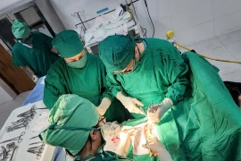 Trung tâm Y tế Hoài Nhơn: Kịp thời đưa sản phụ vào viện mổ cấp cứu.