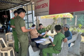 Công an xã Vĩnh Thạnh (tỉnh Gia Lai) tuyên truyền cho người dân về các chiêu trò, thủ đoạn lừa đảo.