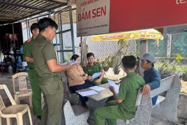 Công an xã Vĩnh Thạnh (tỉnh Gia Lai) tuyên truyền cho người dân về các chiêu trò, thủ đoạn lừa đảo.