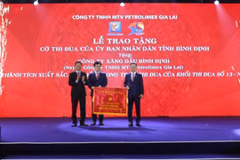 Phó Chủ tịch UBND tỉnh Nguyễn Tự Công Hoàng trao Cờ thi đua của UBND tỉnh cho Petrolimex Gia Lai. 