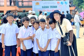 Chị Nga thường xuyên đồng hành cùng nhóm Hành trình sẻ chia trong các hoạt động thiện nguyện. Ảnh: Ngọc Duy