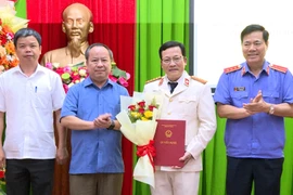 Ông Nguyễn Quốc Doanh nhận Quyết định bổ nhiệm và hoa chúc mừng của lãnh đạo Viện Kiểm sát nhân dân tối cao và lãnh đạo tỉnh Gia Lai.