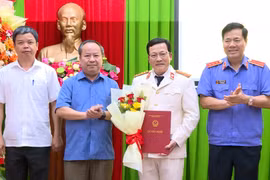 Ông Nguyễn Quốc Doanh nhận Quyết định bổ nhiệm và hoa chúc mừng của lãnh đạo Viện Kiểm sát nhân dân tối cao và lãnh đạo tỉnh Gia Lai.