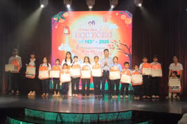 Đại diện Chi nhánh Công ty TNHH Olam tại Gia Lai tặng học bổng cho học sinh vượt khó học giỏi.