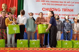 Đại diện siêu thị Co.opMart Quy Nhơn trao 100 suất quà cứu trợ cho người dân xã Ngô Mây bị thiệt hại trong cơn bão số 13.