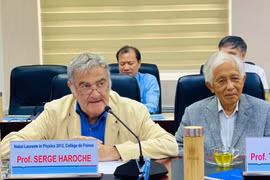 GS. Serge Haroche-Nhà vật lý lượng tử người Pháp, chủ nhân Giải Nobel Vật lý năm 2012 phát biểu tại buổi làm việc.
