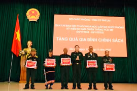 Tặng quà các gia đình chính sách tiêu biểu nhân kỷ niệm 60 năm Chiến thắng Plei Me.