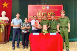 Công an phường An Nhơn và Trường THPT số 2 An Nhơn ký kết quy chế phối hợp bảo đảm an ninh trật tự tại nhà trường.