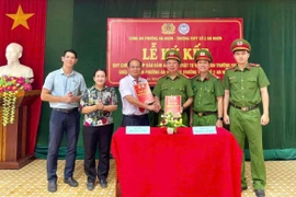 Công an phường An Nhơn và Trường THPT số 2 An Nhơn ký kết quy chế phối hợp bảo đảm an ninh trật tự tại nhà trường.