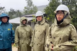 Phó Chủ tịch UBND tỉnh Nguyễn Thị Thanh Lịch kiểm tra, vận động người dân xã Cửu An đến nơi tránh bão an toàn.