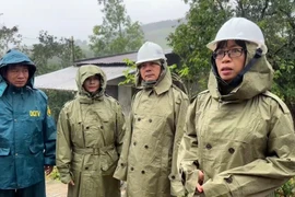 Phó Chủ tịch UBND tỉnh Nguyễn Thị Thanh Lịch kiểm tra, vận động người dân xã Cửu An đến nơi tránh bão an toàn.