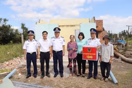 Đoàn công tác Bộ Tư lệnh Vùng Cảnh sát biển 2 và Ban Tuyên giáo và Dân vận Tỉnh ủy tặng quà gia đình bà Hồ Thị Quyền (thôn Thuận Nhứt). 