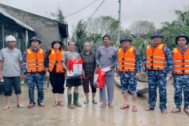 Bộ Tư lệnh Vùng Cảnh sát biển 2 tặng quà cho người dân vùng lũ Tuy Phước