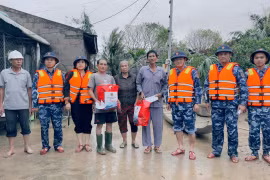 Bộ Tư lệnh Vùng Cảnh sát biển 2 tặng quà cho người dân vùng lũ Tuy Phước